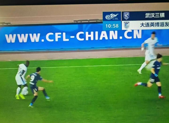  场边广告牌现尴尬一幕；“CHINA”变“CHIAN”，中超专业形象受挑战。 体育新闻 场边广告牌现尴尬一幕；“CHINA”变“CHIAN”，中超专业形象受挑战。 体育新闻 场边广告牌现尴尬一幕；“CHINA”变“CHIAN”，中超专业形象受挑战。 体育新闻