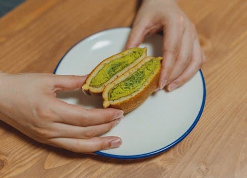 零食暗藏致泻成分；不法团伙获刑；食品安全警钟再鸣。