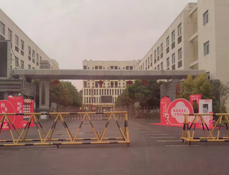  孩子忍饥不食只为避厕，家长心痛学校规定；生理需求被忽视引担忧，校方调整后渐趋平和。 情感心理