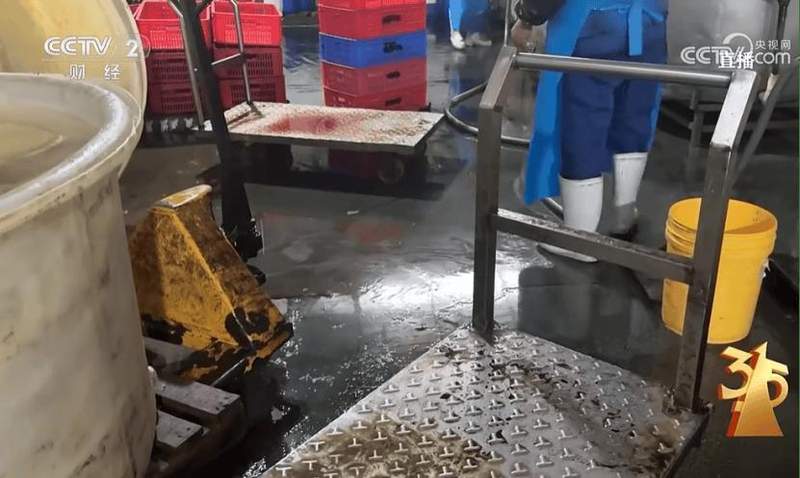 泡椒凤爪背后的隐患曝光；高浓度双氧水非法用于加工。多氟多旗下企业监管缺失引关注。