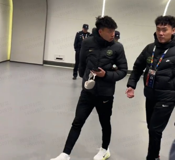  年轻球员赛后情绪波动；职业素养需从媒体互动开始。 体育新闻 年轻球员赛后情绪波动；职业素养需从媒体互动开始。 体育新闻