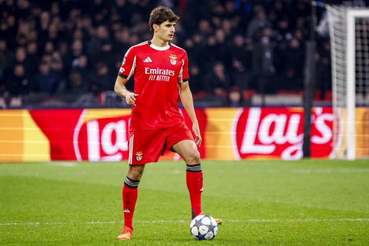  德甲俱乐部传出兴趣信号；葡萄牙国脚后卫安东尼奥·席尔瓦今夏或迎来转会可能。 体育新闻 德甲俱乐部传出兴趣信号；葡萄牙国脚后卫安东尼奥·席尔瓦今夏或迎来转会可能。 体育新闻