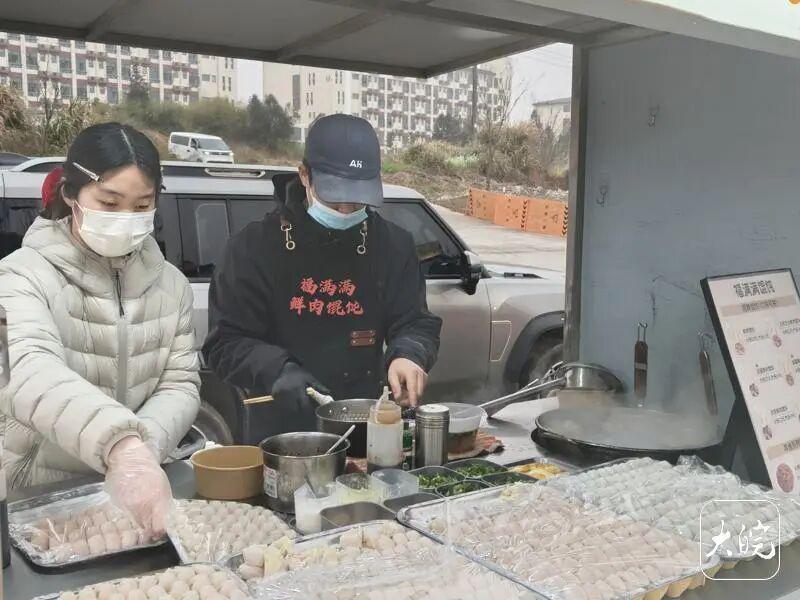  从南昌夜市到池州校门：一对大学生的馄饨创业技术复盘 新闻